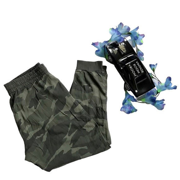 Splendid NWOT Camo Lightweight Jogger Women Various - Picture 1 of 12